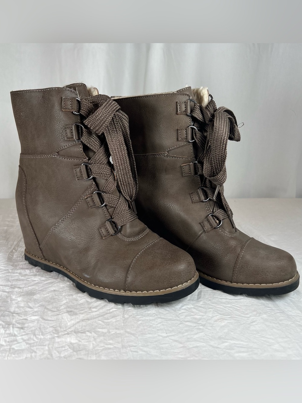 Universal Thread Women’s sz9 Lace-Up Wedge Faux Fur Lined Ankle Boots in Taupe